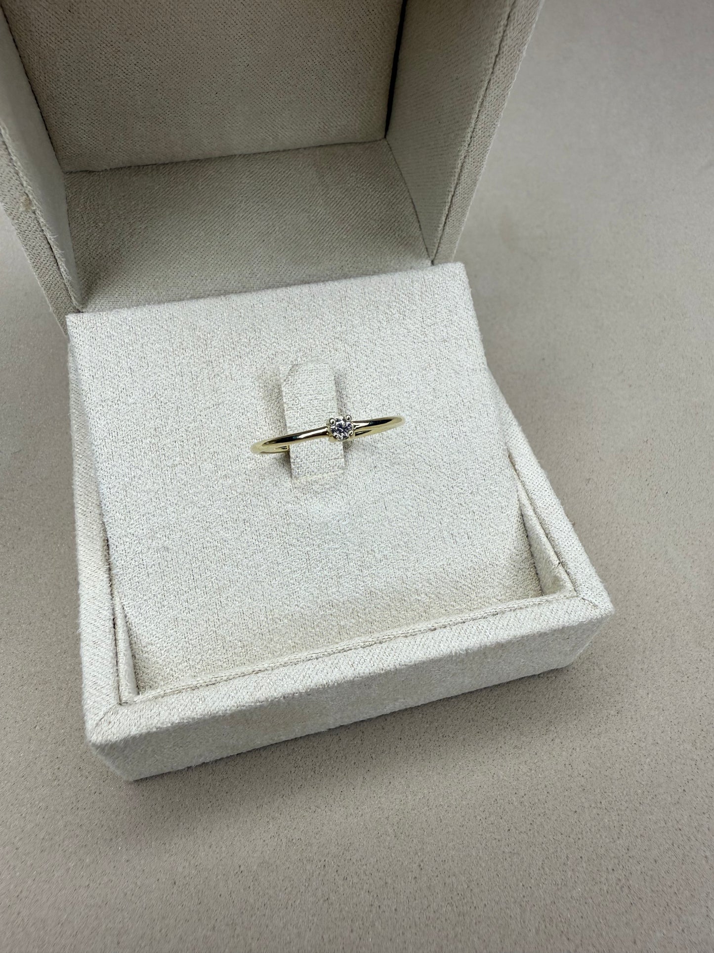 KAN0025A - Anillo Fino Diamante 9k